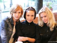 Feet - Valya + Ira + Jenya - 2006-12-25 Three barefoot girls