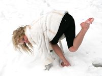 Feet - Valya - 2007-06-15 Hot feet and cold snow