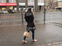 Feet - Victoria B - 2016-07-29 Barefoot in the snowy street