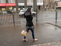 Feet - Victoria B - 2016-07-29 Barefoot in the snowy street
