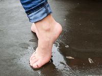 Feet - Victoria B - 2016-07-29 Barefoot in the snowy street