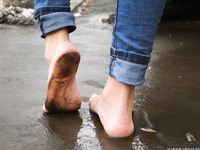 Feet - Victoria B - 2016-07-29 Barefoot in the snowy street