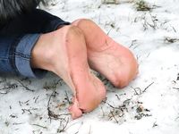 Feet - Victoria B - 2016-07-29 Barefoot in the snowy street