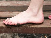 Feet - Viktoria - 2007-07-29 Barefoot home cleaning, spring slush and tender feet