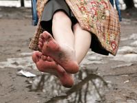 Feet - Viktoria - 2007-07-29 Barefoot home cleaning, spring slush and tender feet