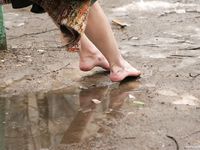 Feet - Viktoria - 2007-07-29 Barefoot home cleaning, spring slush and tender feet