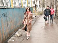 Feet - Viktoria - 2007-07-29 Barefoot home cleaning, spring slush and tender feet