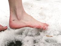 Feet - Viktoria - 2007-07-29 Barefoot home cleaning, spring slush and tender feet