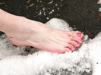 Feet - Viktoria - 2007-07-29 Barefoot home cleaning, spring slush and tender feet