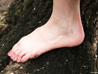 Feet - Viktoria - 2007-07-29 Barefoot home cleaning, spring slush and tender feet