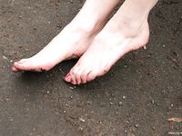 Feet - Viktoria - 2007-07-29 Barefoot home cleaning, spring slush and tender feet