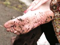 Feet - Viktoria - 2007-07-29 Barefoot home cleaning, spring slush and tender feet