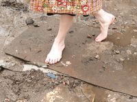 Feet - Viktoria - 2007-07-29 Barefoot home cleaning, spring slush and tender feet