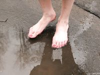 Feet - Viktoria - 2007-07-29 Barefoot home cleaning, spring slush and tender feet