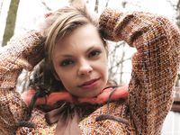 Feet - Viktoria - 2007-07-29 Barefoot home cleaning, spring slush and tender feet