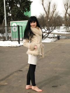 Feet - Alina - 2015-01-08 Barefoot in a winter park