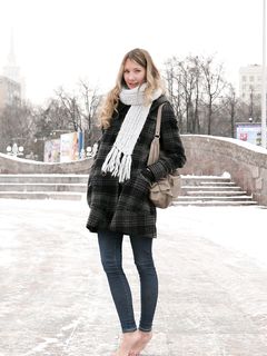 Feet - Arina - 2011-03-27 Slender girl walks barefoot in snow