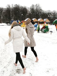 Feet - Luisa A + Nastya C - 2012-03-03 Two shivering girls