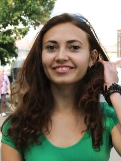 Feet - Maria D - 2014-04-04 Slender girl in shorts