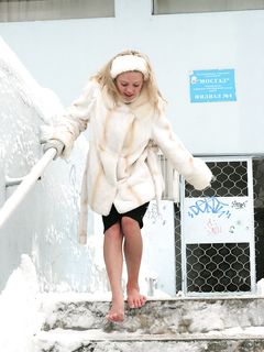 Feet - Valya - 2007-06-15 Hot feet and cold snow