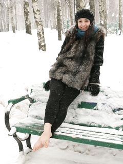 Feet - Victoria - 2013-06-12 Barefoot in deep fresh snow