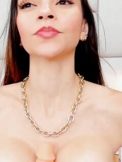 Naughty Pretty Chick Masturbate On Cam