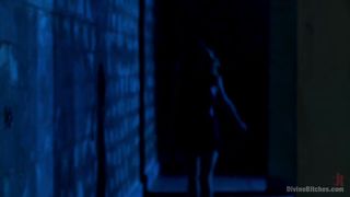 Ariel X lifts and torture