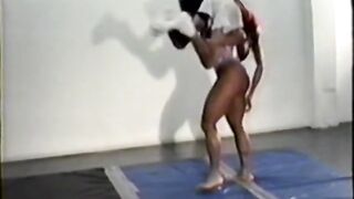 Robin Parker Vs Very Skinny Guy