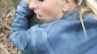 Geile blonde Milf fickt im Wald 2