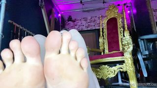 Goddess Serena shows her beautiful legs on camera