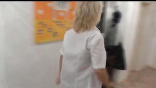 Sperma auf MILF Körper reifen