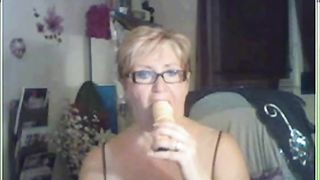 Vieille et ses jouets