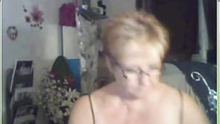 Vieille et ses jouets