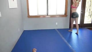 Headscissor two cruel women make him suffer and scream and knockout him 3 times