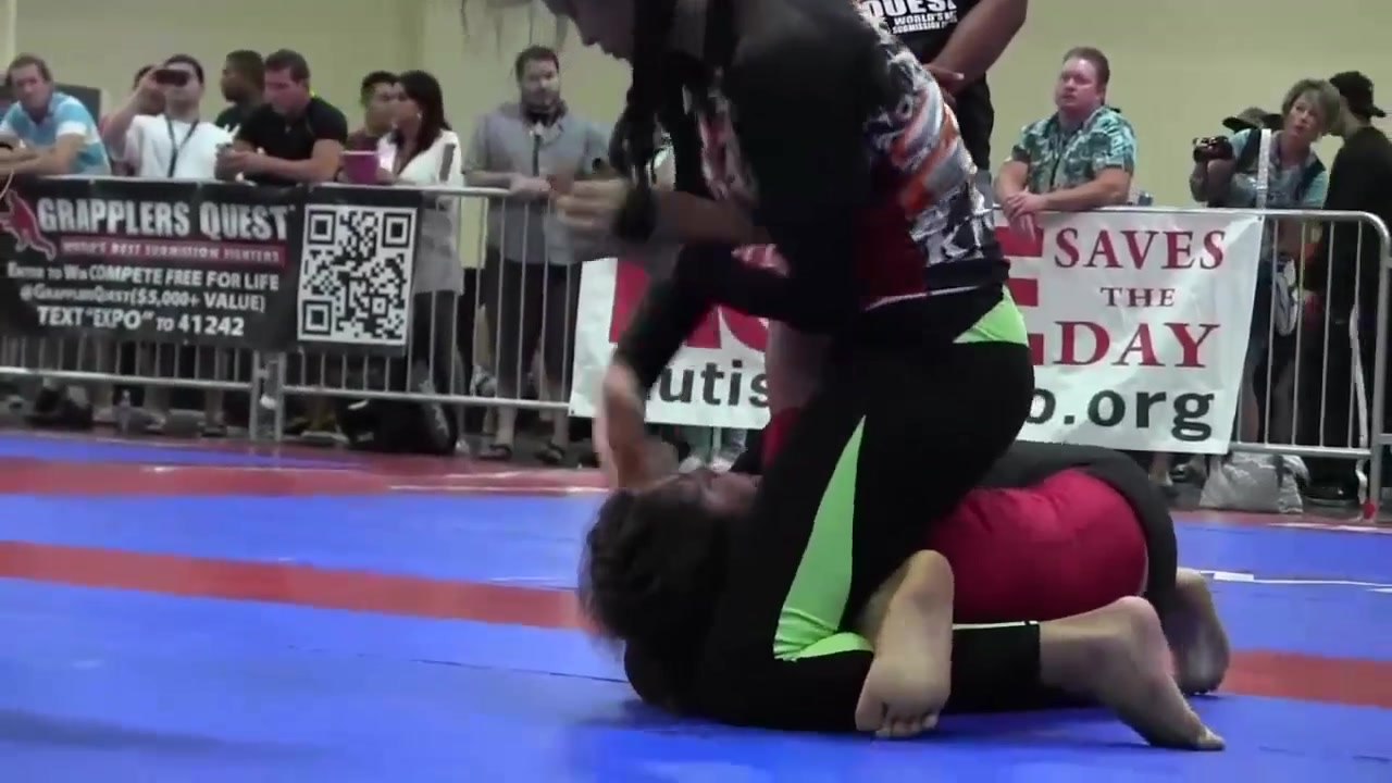 BJJ girl. Submission by triangle choke