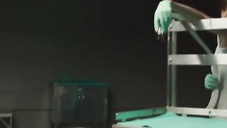 Женщина пускает кровь связанному мужчине