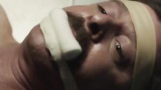 Женщина пускает кровь связанному мужчине