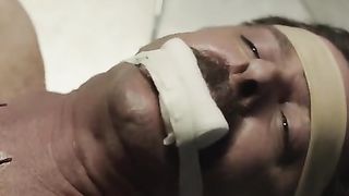 Женщина пускает кровь связанному мужчине