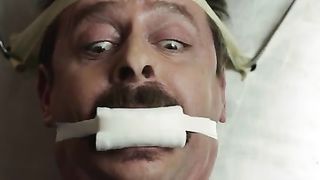 Женщина пускает кровь связанному мужчине