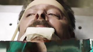 Женщина пускает кровь связанному мужчине