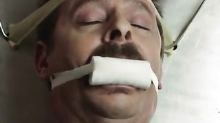 Женщина пускает кровь связанному мужчине