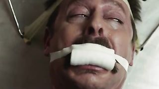 Женщина пускает кровь связанному мужчине