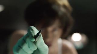 Женщина пускает кровь связанному мужчине