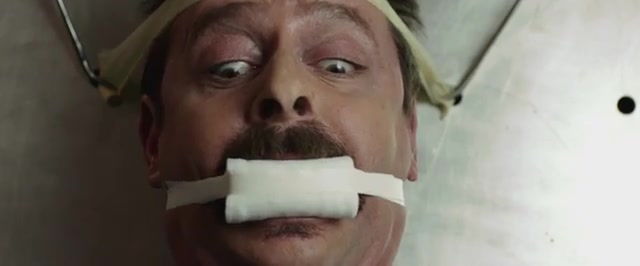 Женщина пускает кровь связанному мужчине