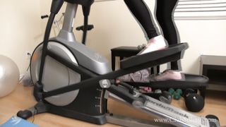 Goddess Mia - Rejecting His Family For Her Ass