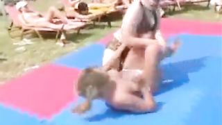 women wrestling