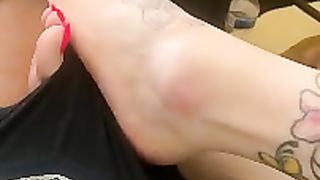 Rohnda feet rub on cock
