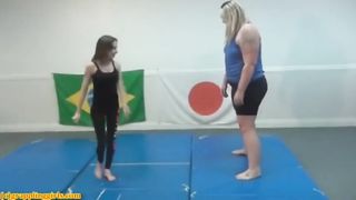 Amazon Anya plays with tiny girl