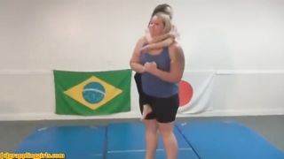 Amazon Anya plays with tiny girl