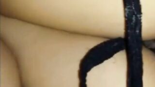 Beurette qui se laisse baiser avec le gode